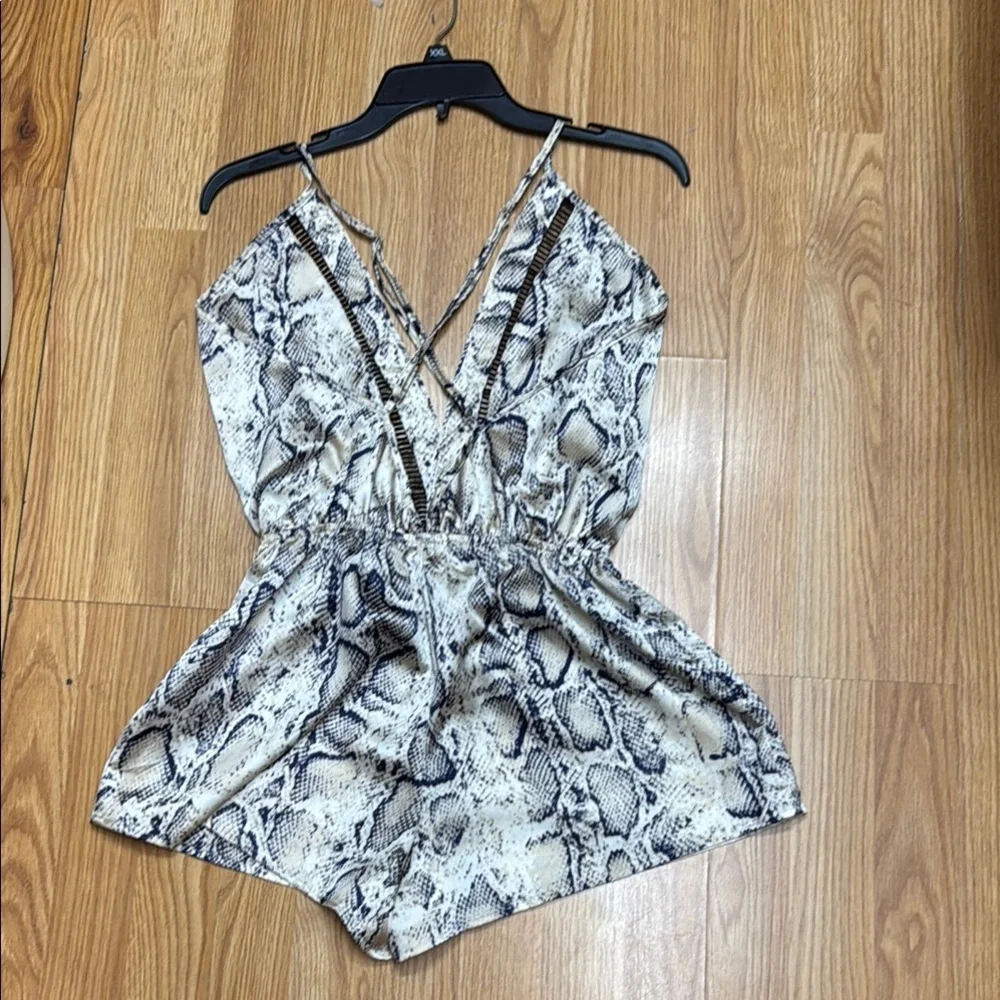 N1 los ángeles.Elegant White and Gray Jumpsuit with Chic Design - Picture 3 of 6